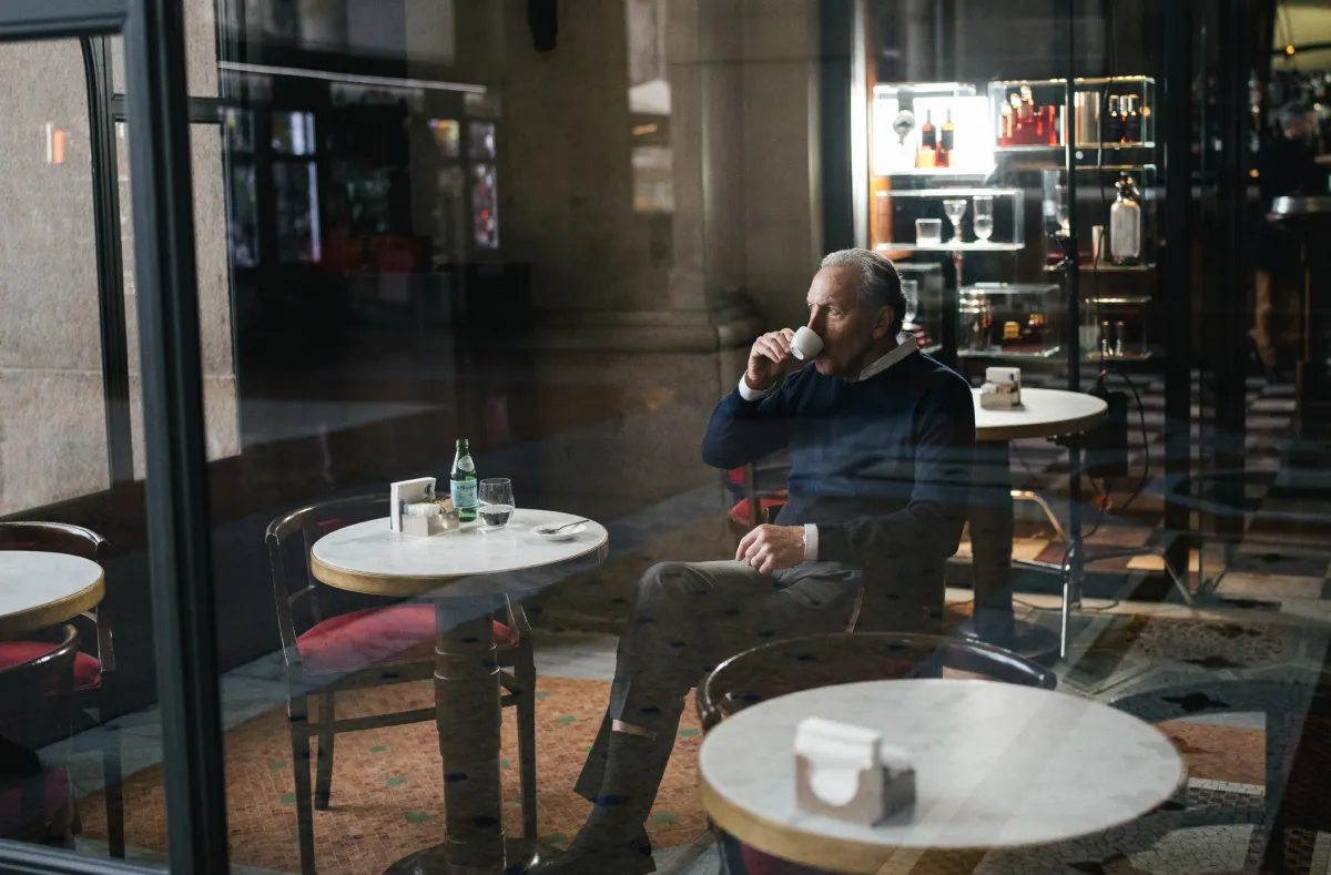 لقطة لداخل مقهى ستاربكس من ميلانو