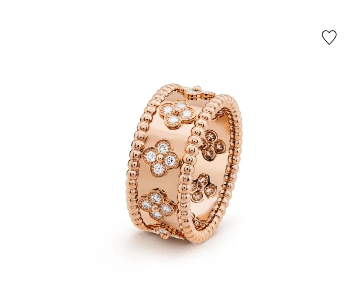 طقم Perlée clovers من فان كليف آند أربلز Van cleef&Arpels 