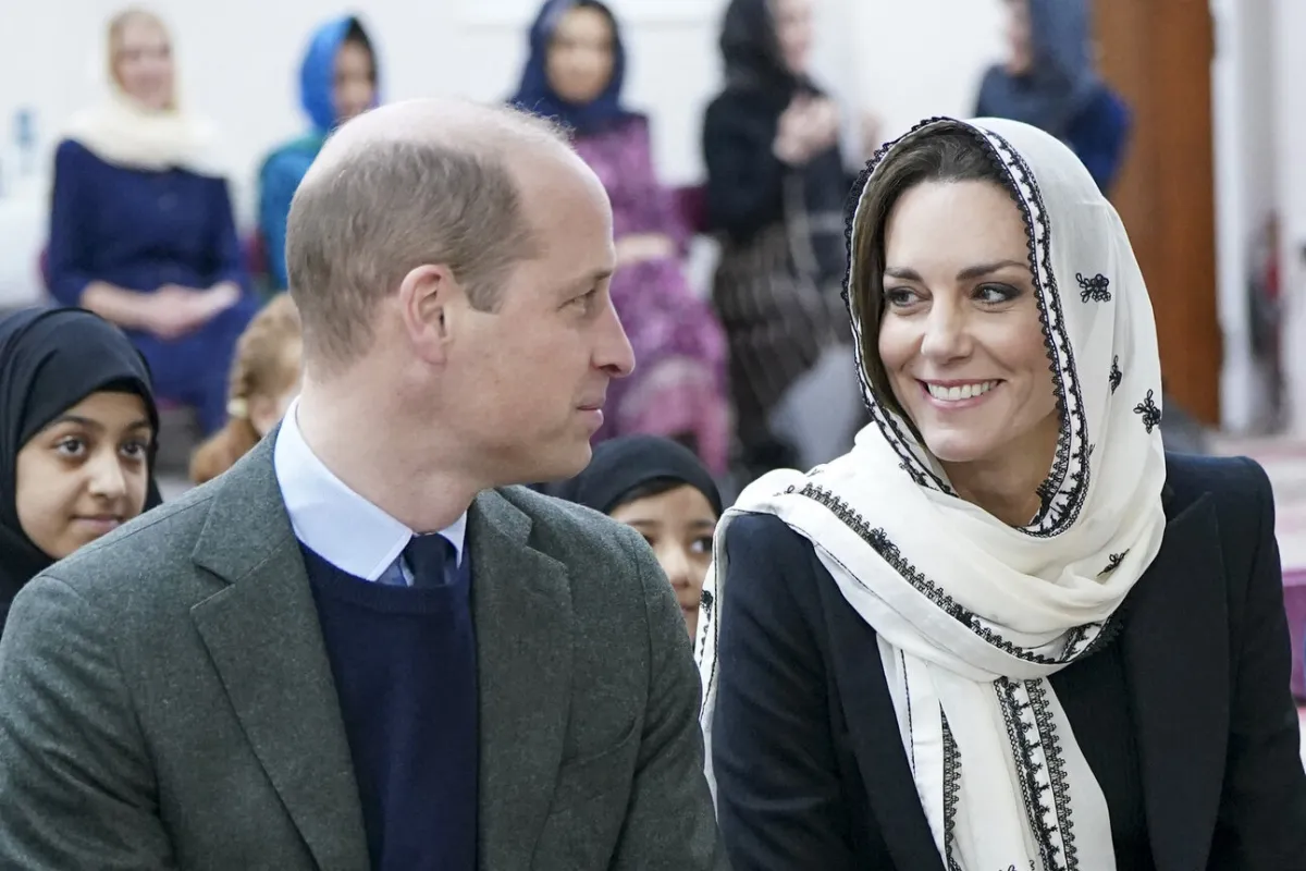 Prince William, Prince of Wales (L) and Catherine, Princess of Wales react during a visit to the Hayes Muslim Centre, in Hayes, Greater London, March 9, 2023 to thank those involved in the aid effort and fundraising to help communities affected by the earthquakes in Turkey and Syria. Arthur Edwards / POOL / AFP