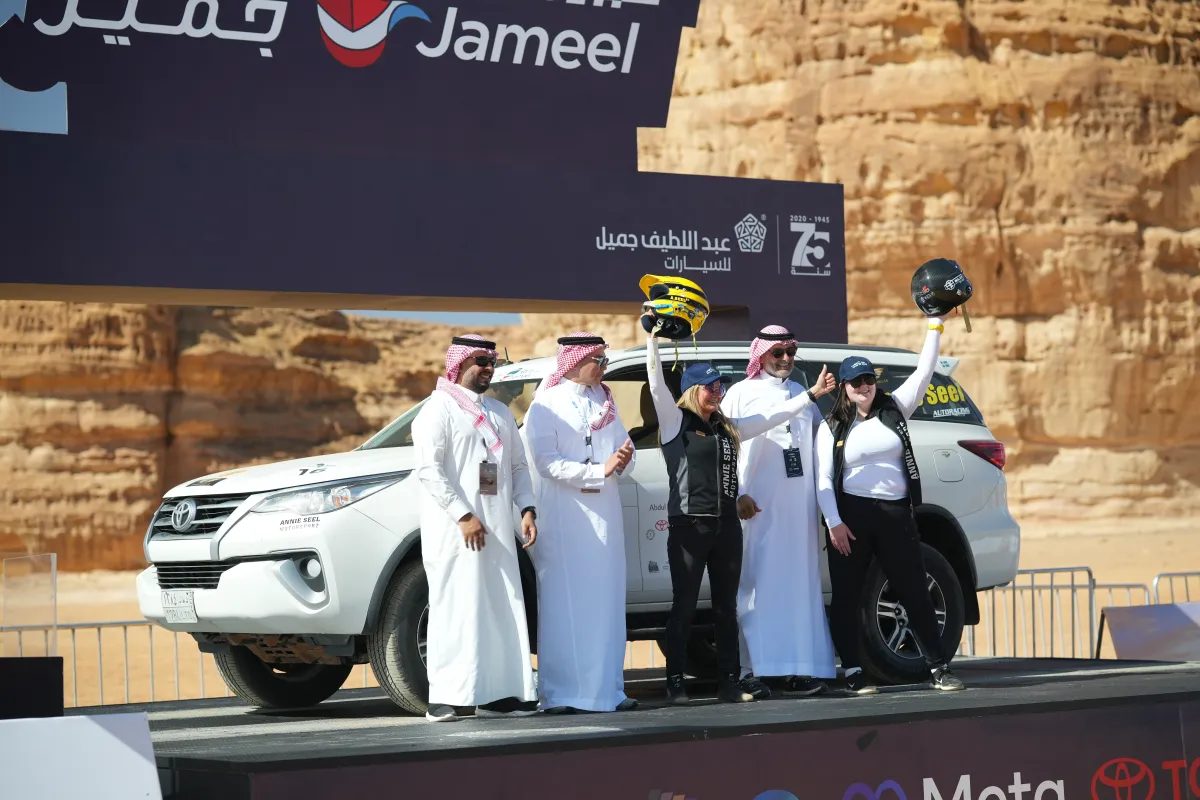 تظهر الصورة سيارة رقم 16