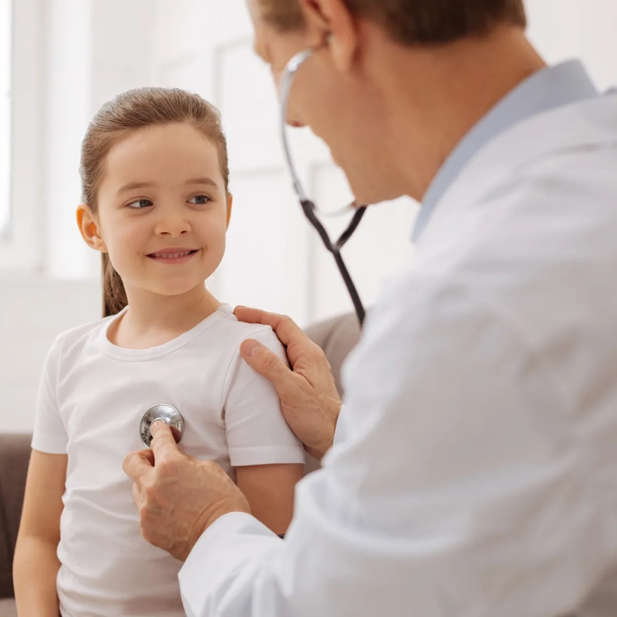 صورة لطبيب وطفلة