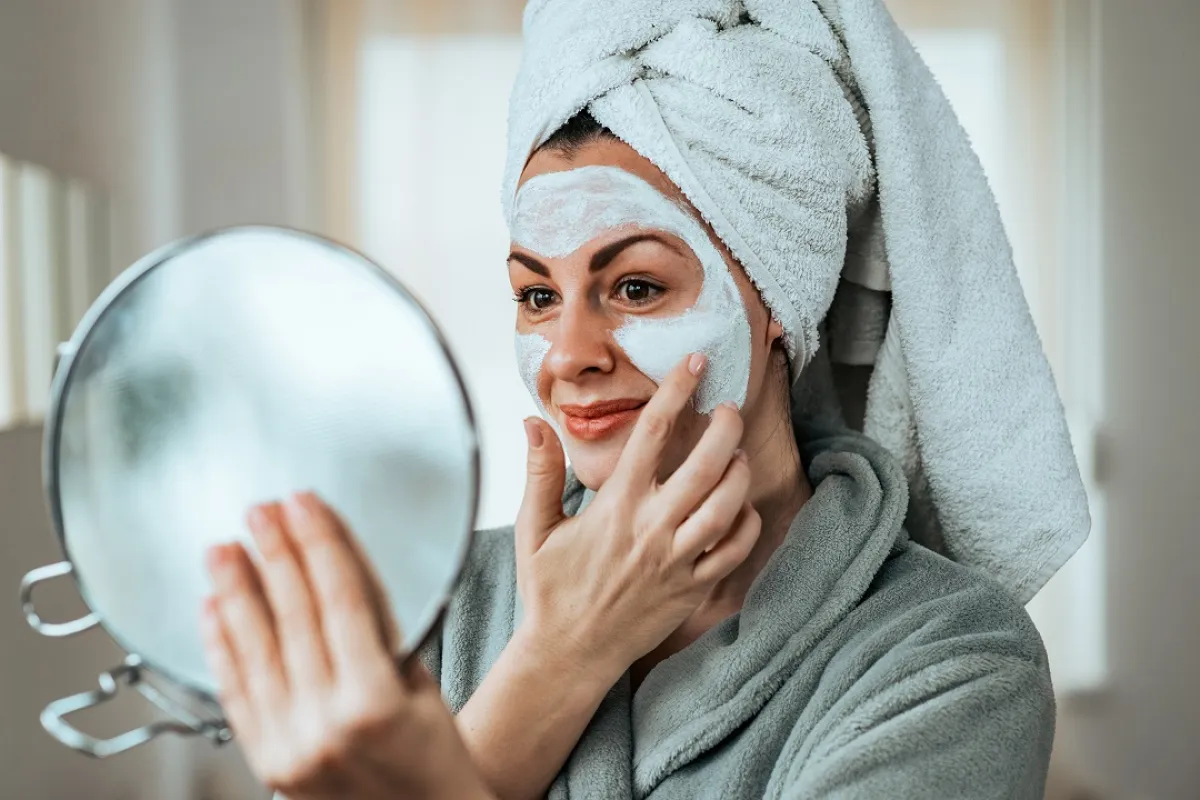 صورة لامرأة تضع الماسك على وجهها