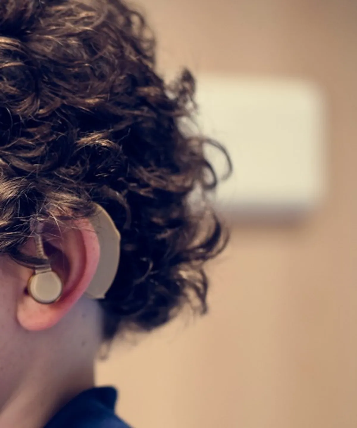 صورة لطفل يعاني من مشكلات في السمع