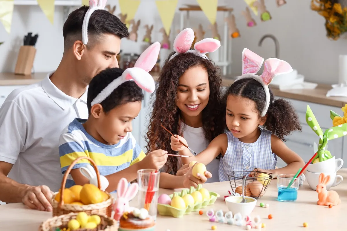 صورة لعائلة تلون البيض