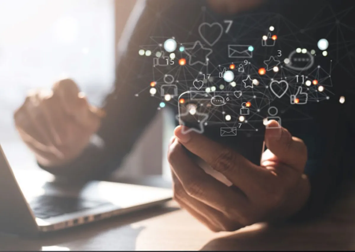 ميزات ومضار وسائل التواصل الاجتماعي