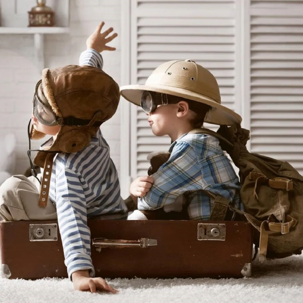 صورة لأطفال يركبون طائرة من الخيال