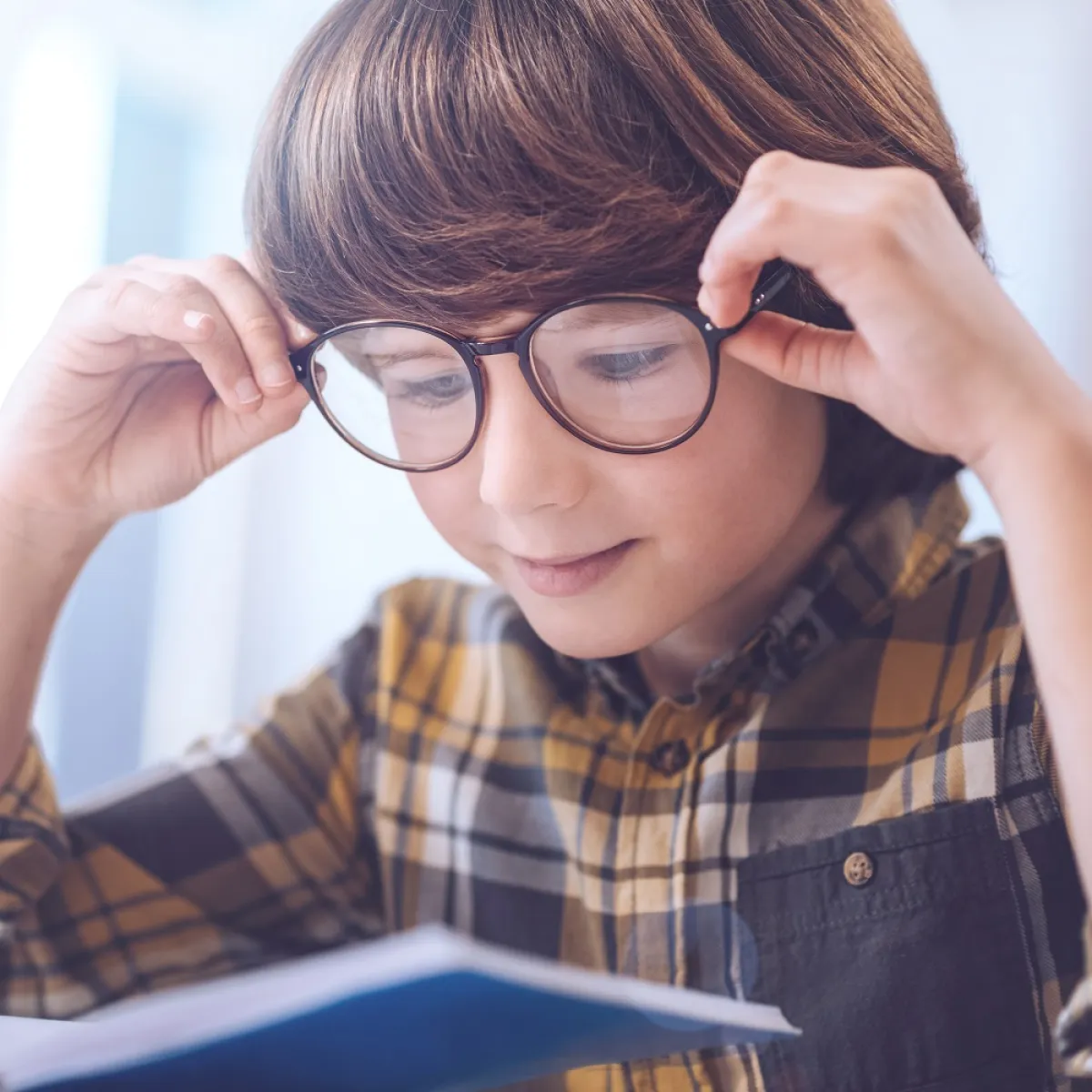 صورة لطفل ..جاد في دراسته