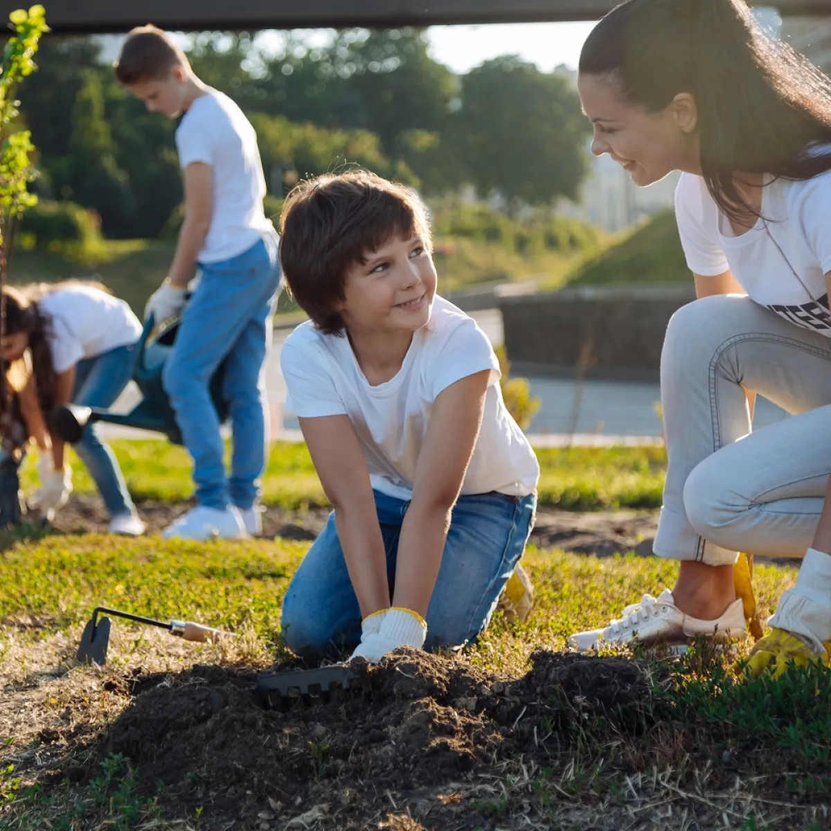 صورة لطفل يشارك الآخرين العمل