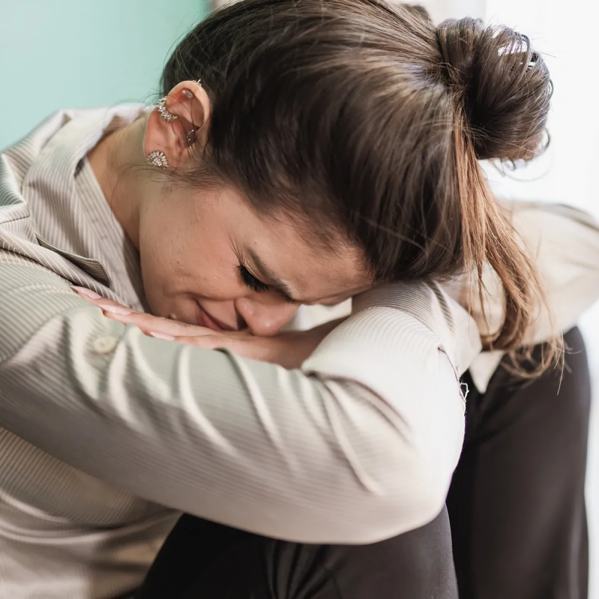 صورة لامراة تشعر بالألم بعد الإجهاض