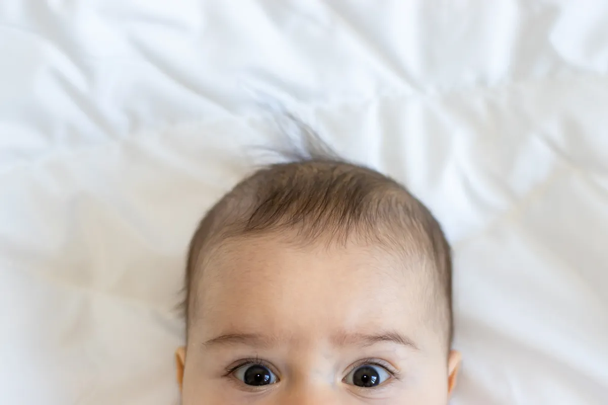 صورة لمولود جديد بشعر خفيف