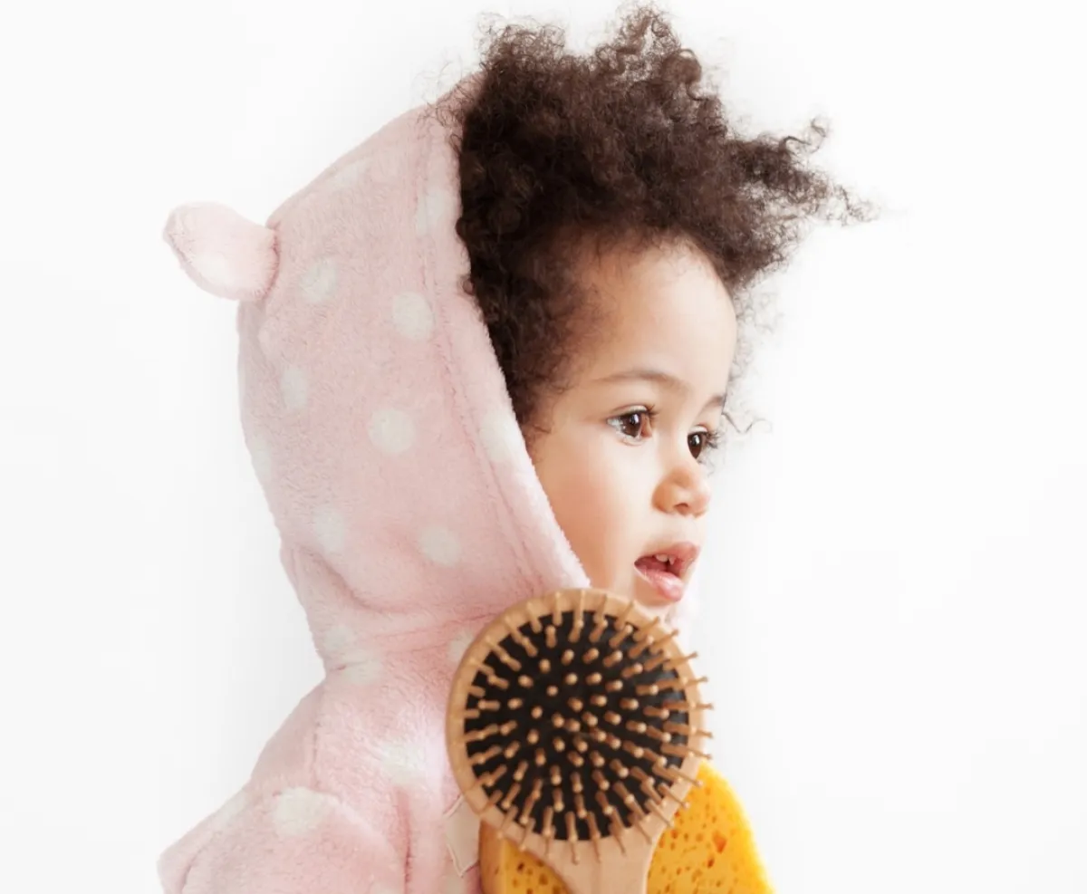 صورة لطفل بشعر كثيف