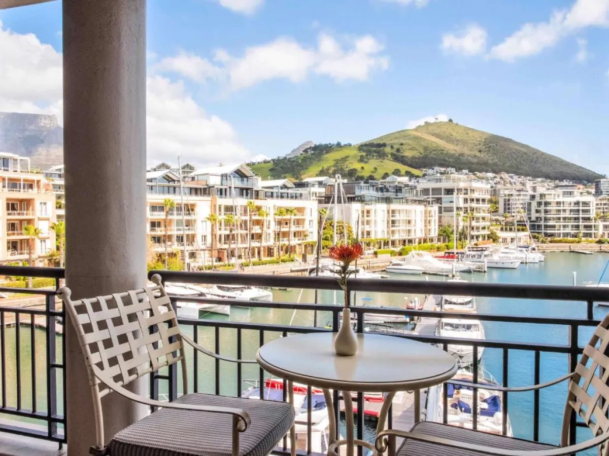 جلسة على شرفة إحدى الغرف في فندق آند سبا كيب غريس