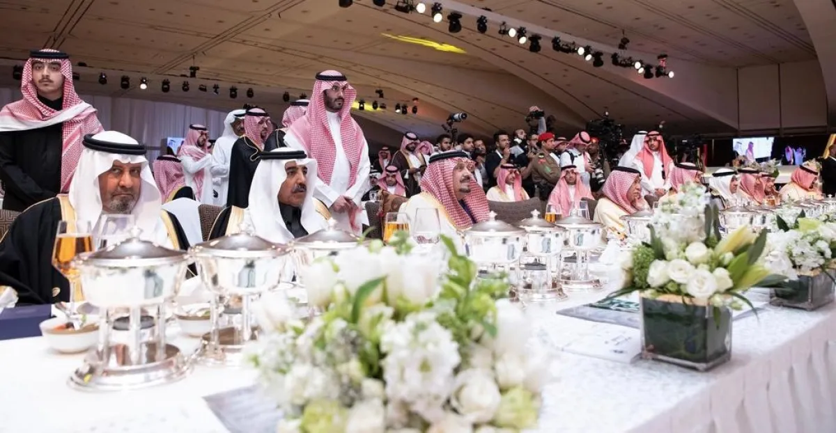 الأمير فيصل بن بندر بن عبدالعزيز أمير منطقة الرياض- وعدد من الحضور- الصورة من المركز الإعلامي لـ جائزة الاميرة صيتة