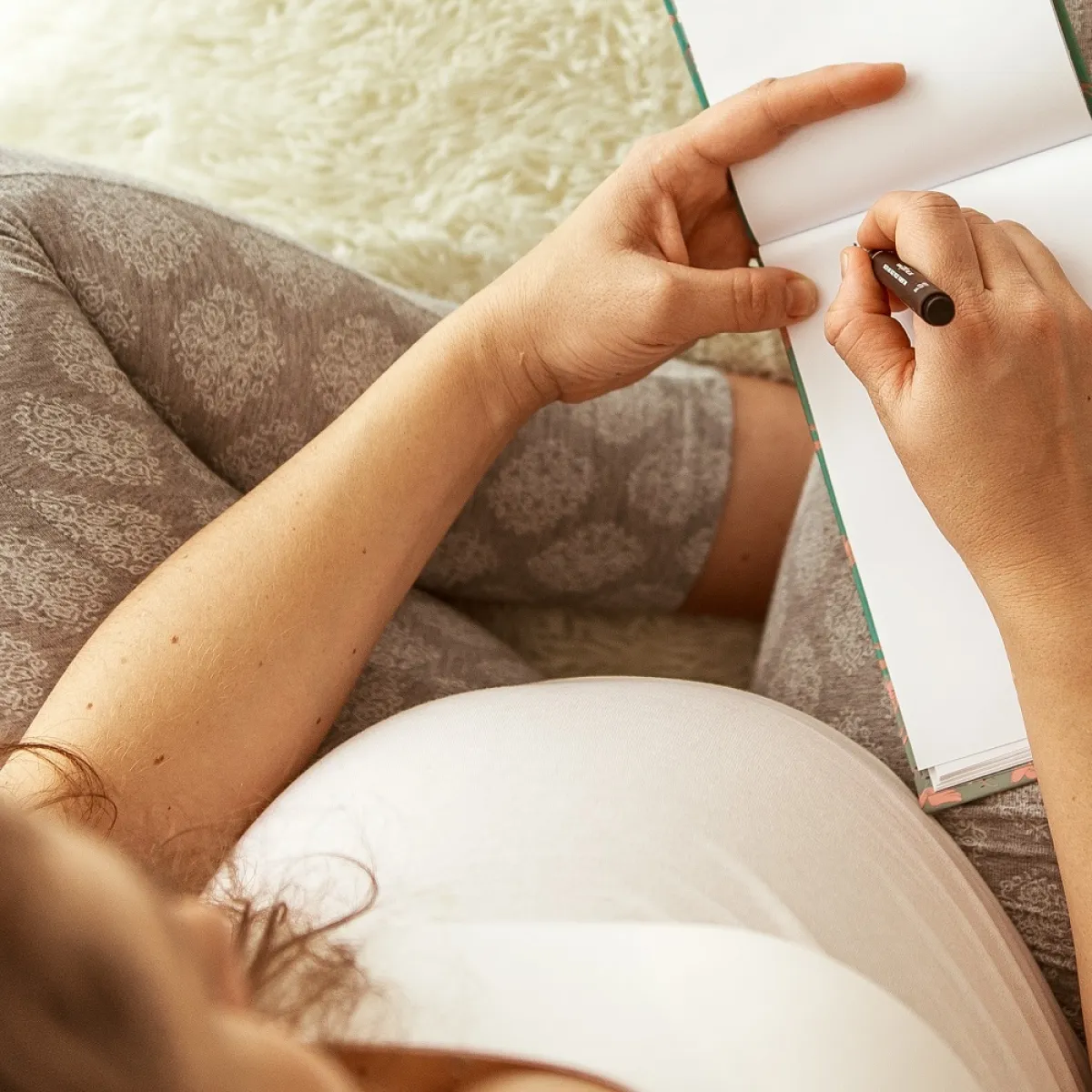 صورة حامل تسجل احتياجات المستشفى