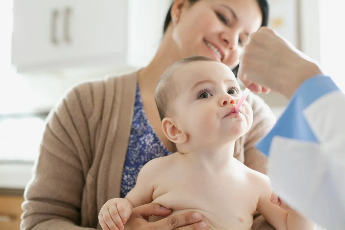 صورة لطفل يتناول علاجاً للمغص