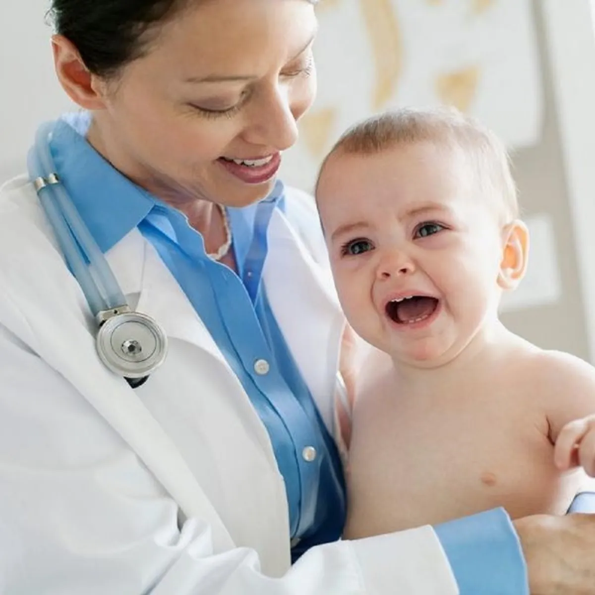 صورة لطبيبة وطفل يبكي