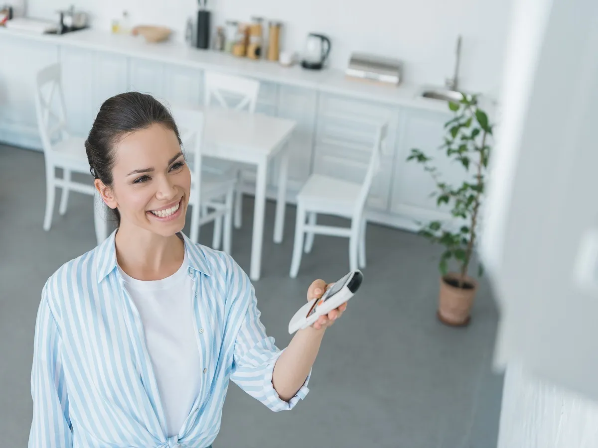 صورة لامرأة تحمل ريموت