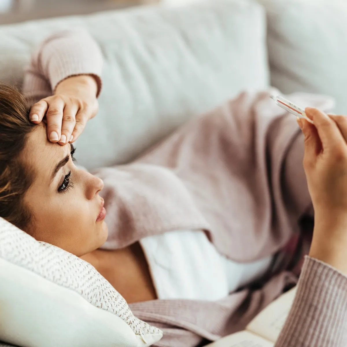 صورة لحامل تشكو ارتفاع درجة الحرارة