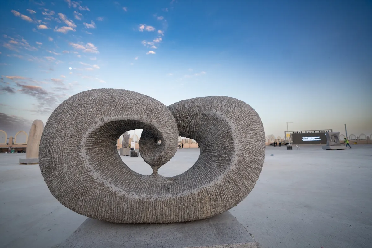 منحوتة بعنوان اتصال لبيرثا وارتيس ،  طويق للنحت 2023