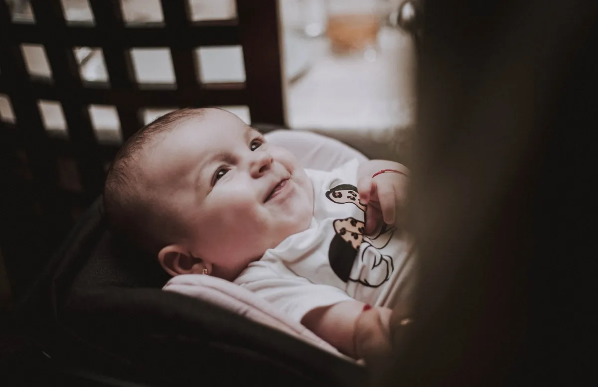 صورة لإلهاء المولود بلعبة