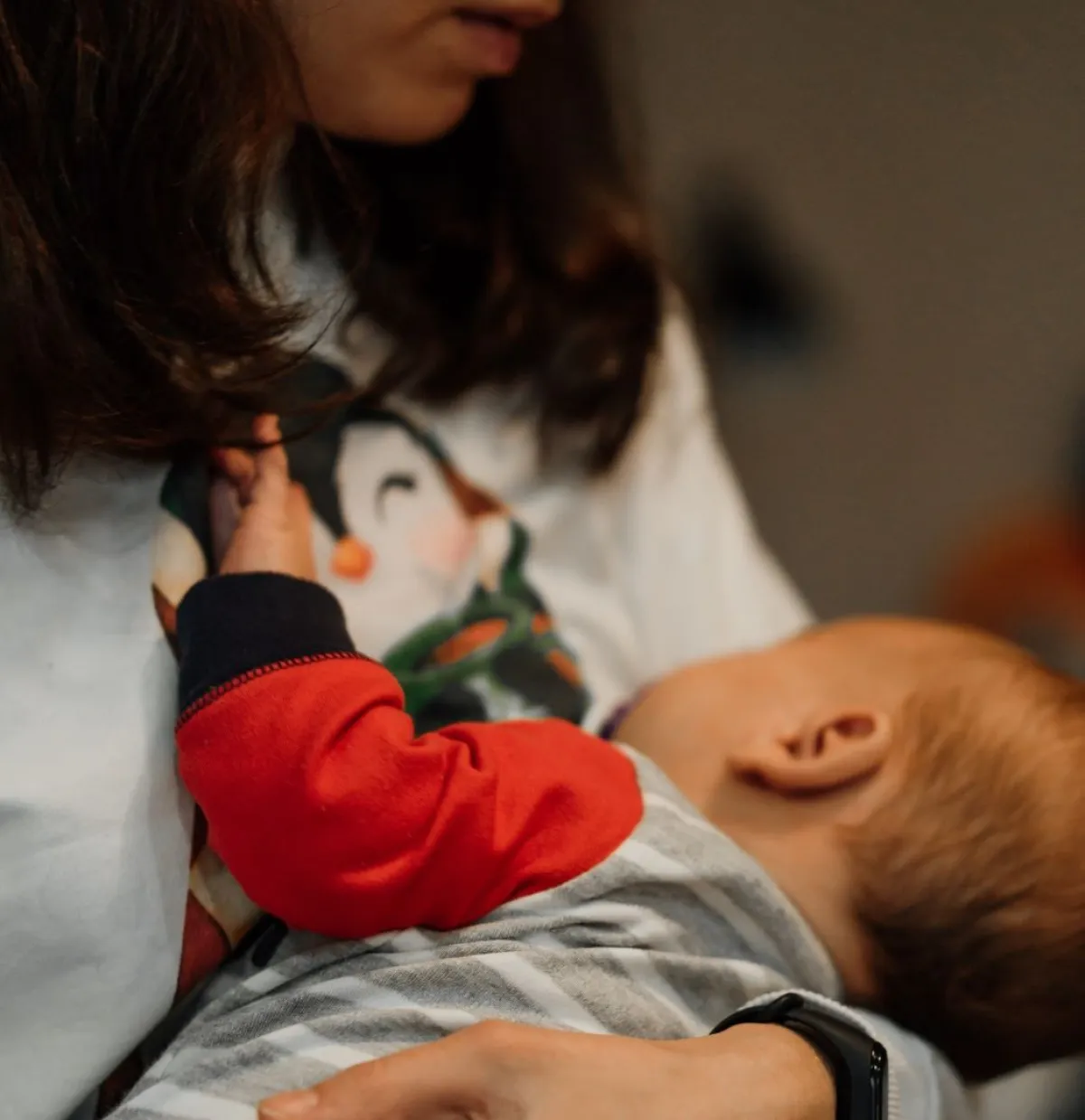 صورة لأم ترضع مولودها