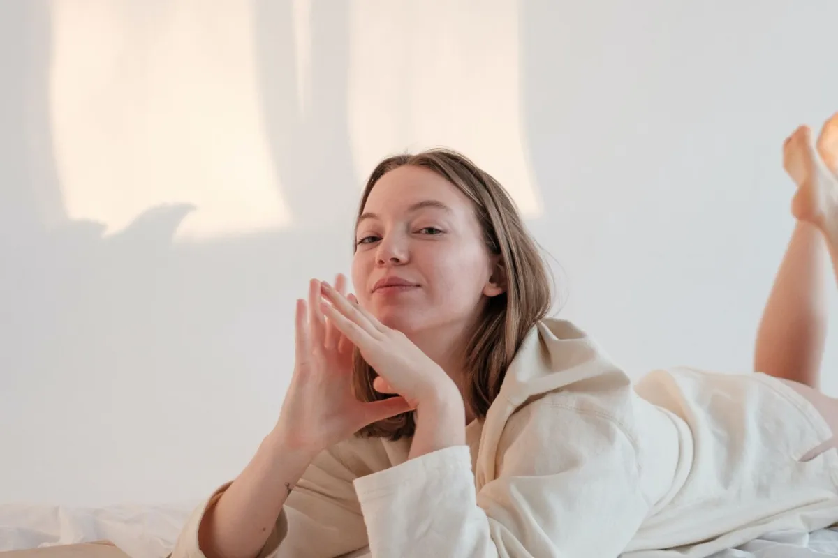 فتاة مستيقظة مبكرا