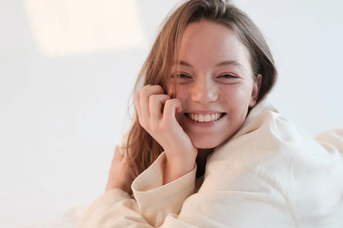 فتاة مستيقظة مبكرا