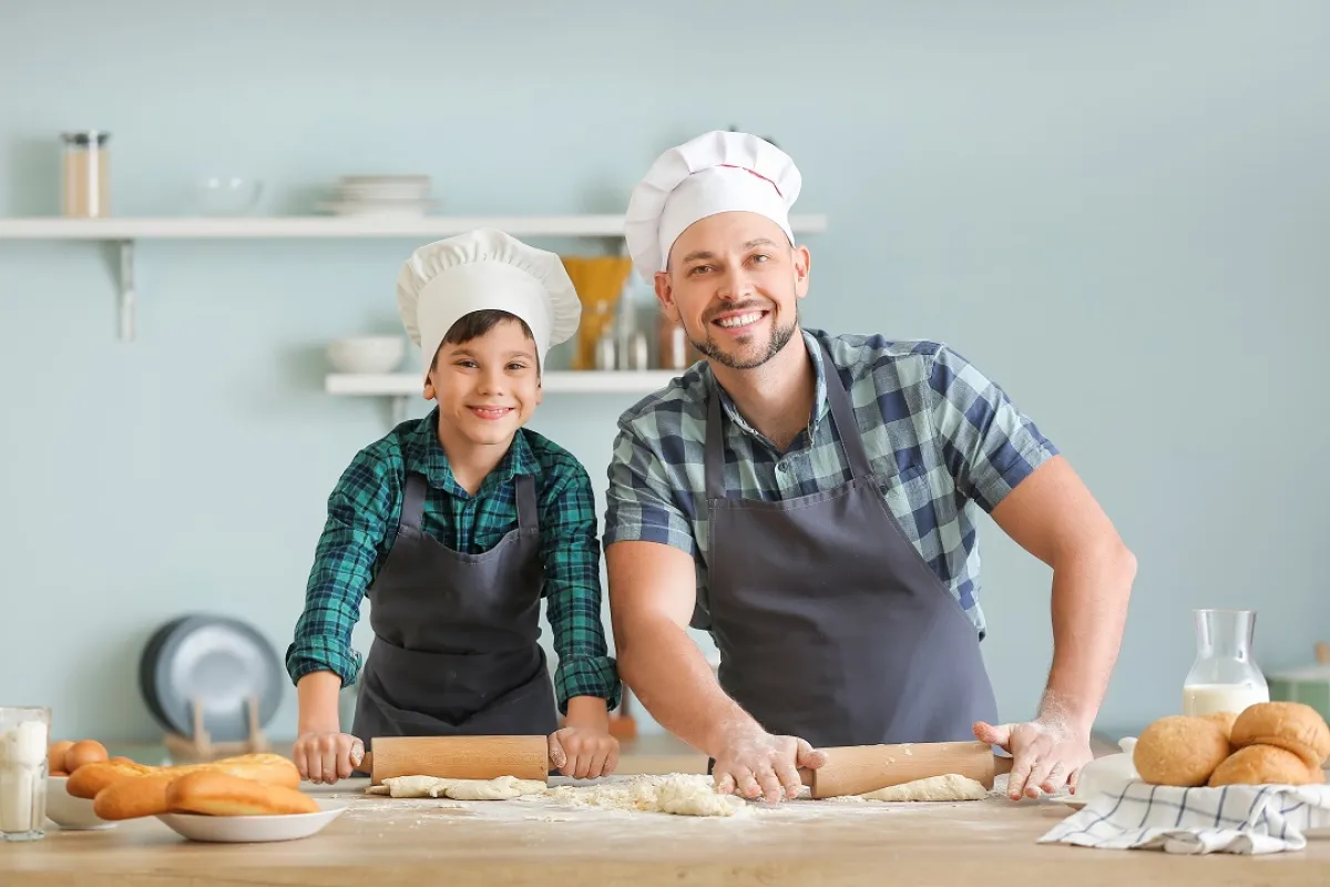 صورة لطفل ووالده في المطبخ