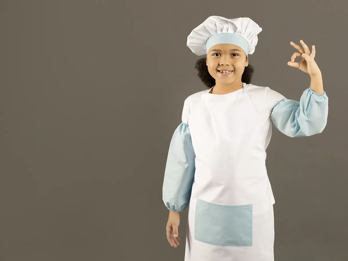 صورة لطفلة ترتدي مريول