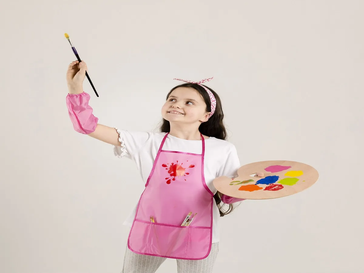 صورة لطفلة تمارس هواية الرسم