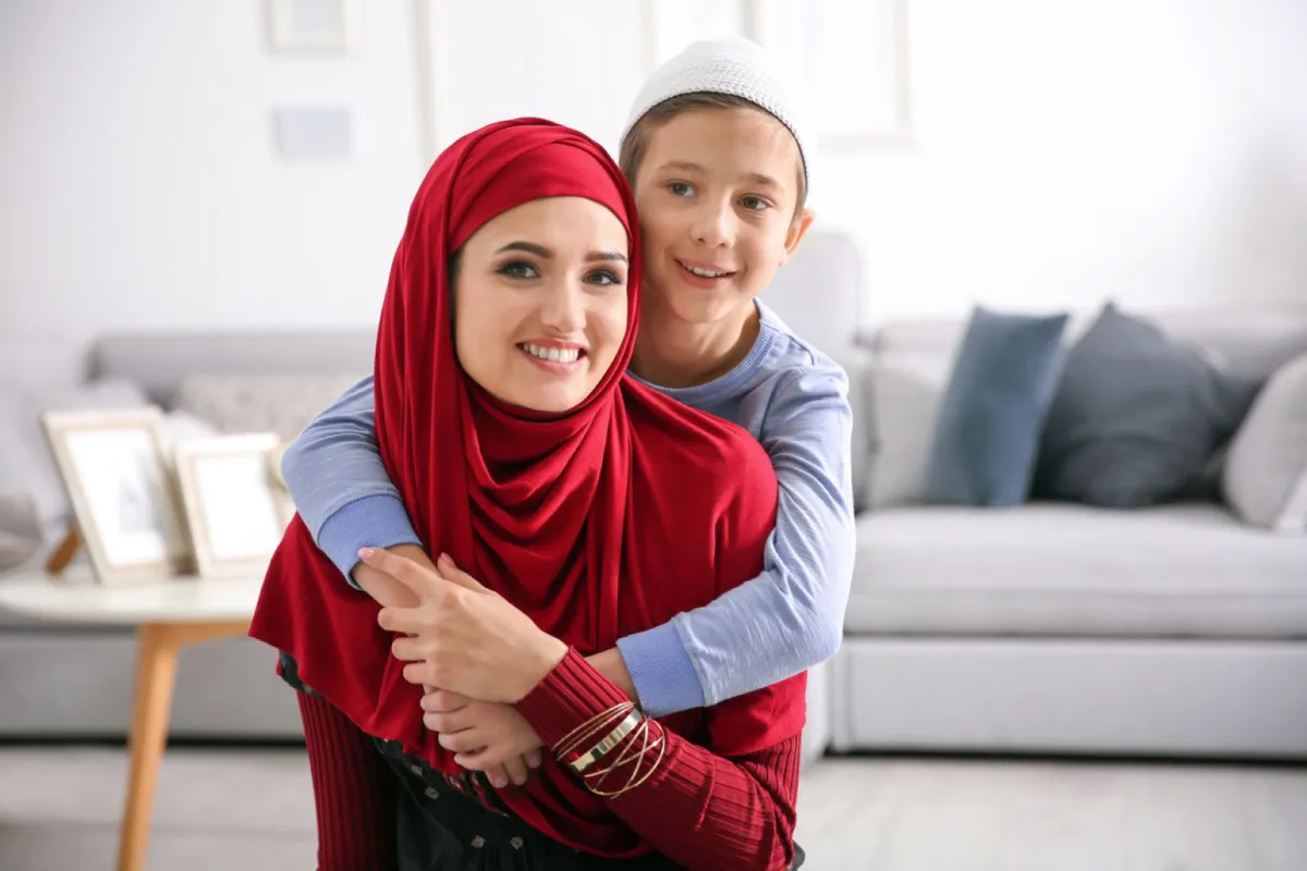 صورة لطفل مع أمه