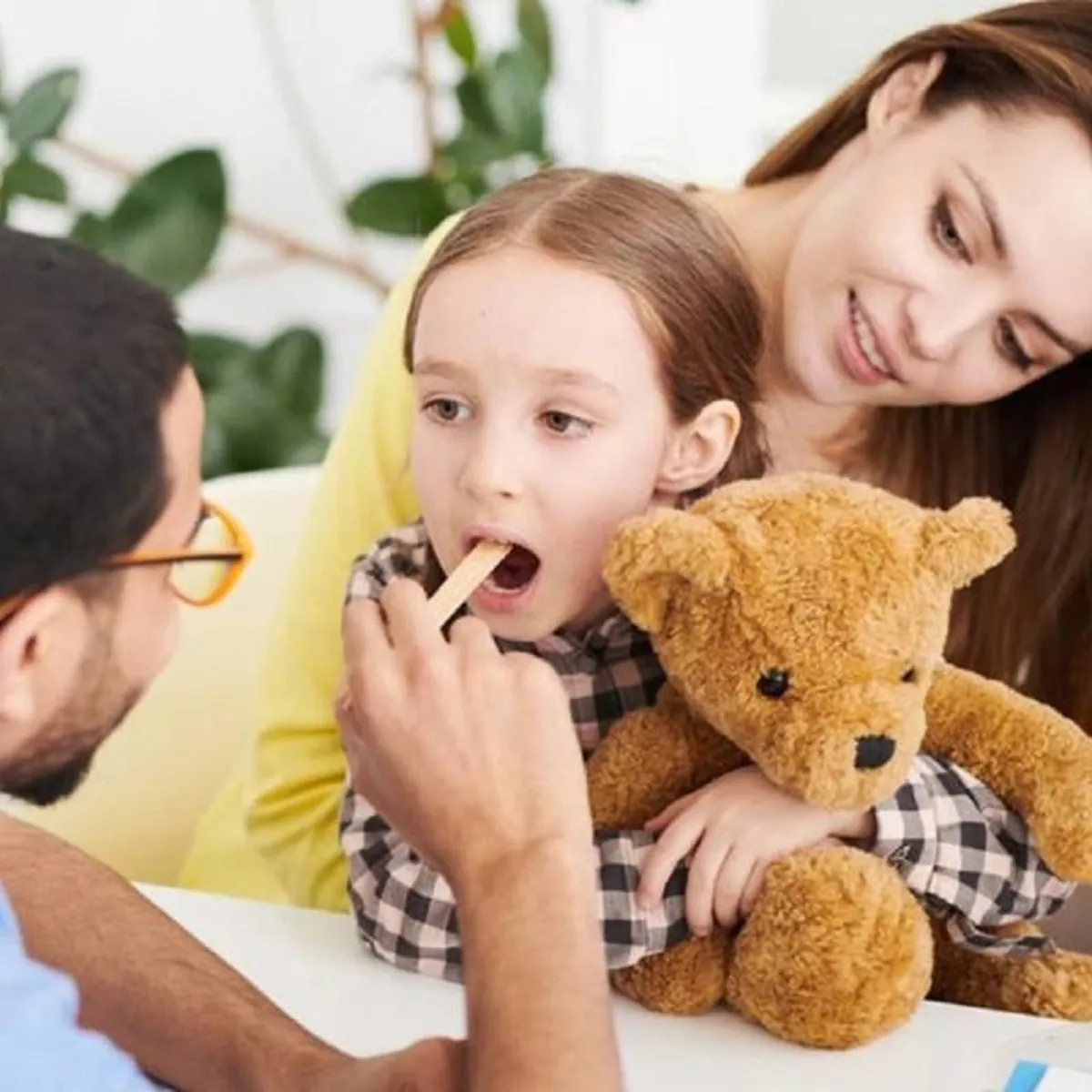 صورة  لطفلة وطبيب يتابع التهاب الحلق