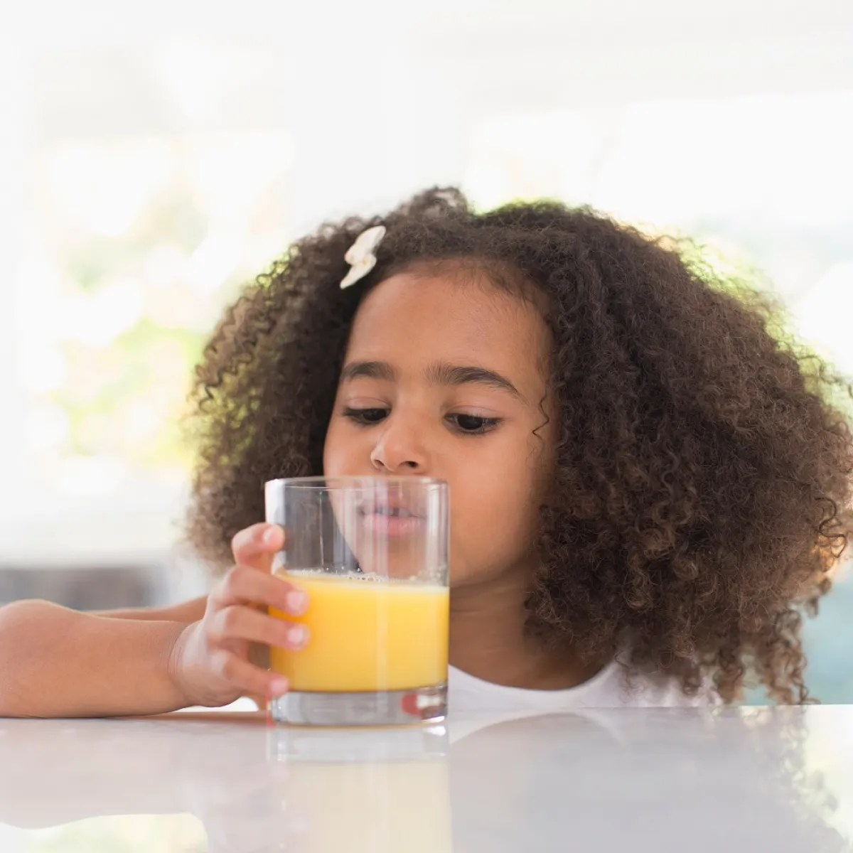 صورة لطفلة تشرب عصيراً طازجاً