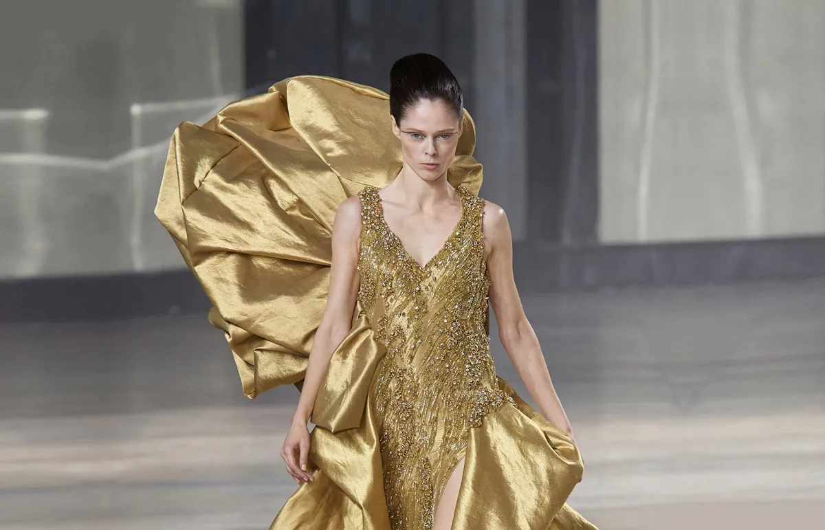 فساتين زفاف باللون الذهبي لعروس 2023 من غوراف غوبتا Gaurav Gupta