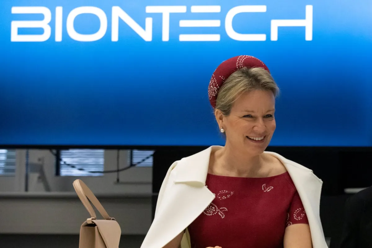 Queen Mathilde at the BioNTeCH research institute in Mainz, Rhineland-Palatinate, western Germany, on October 05, 2022. ANDRE PAIN / AFP