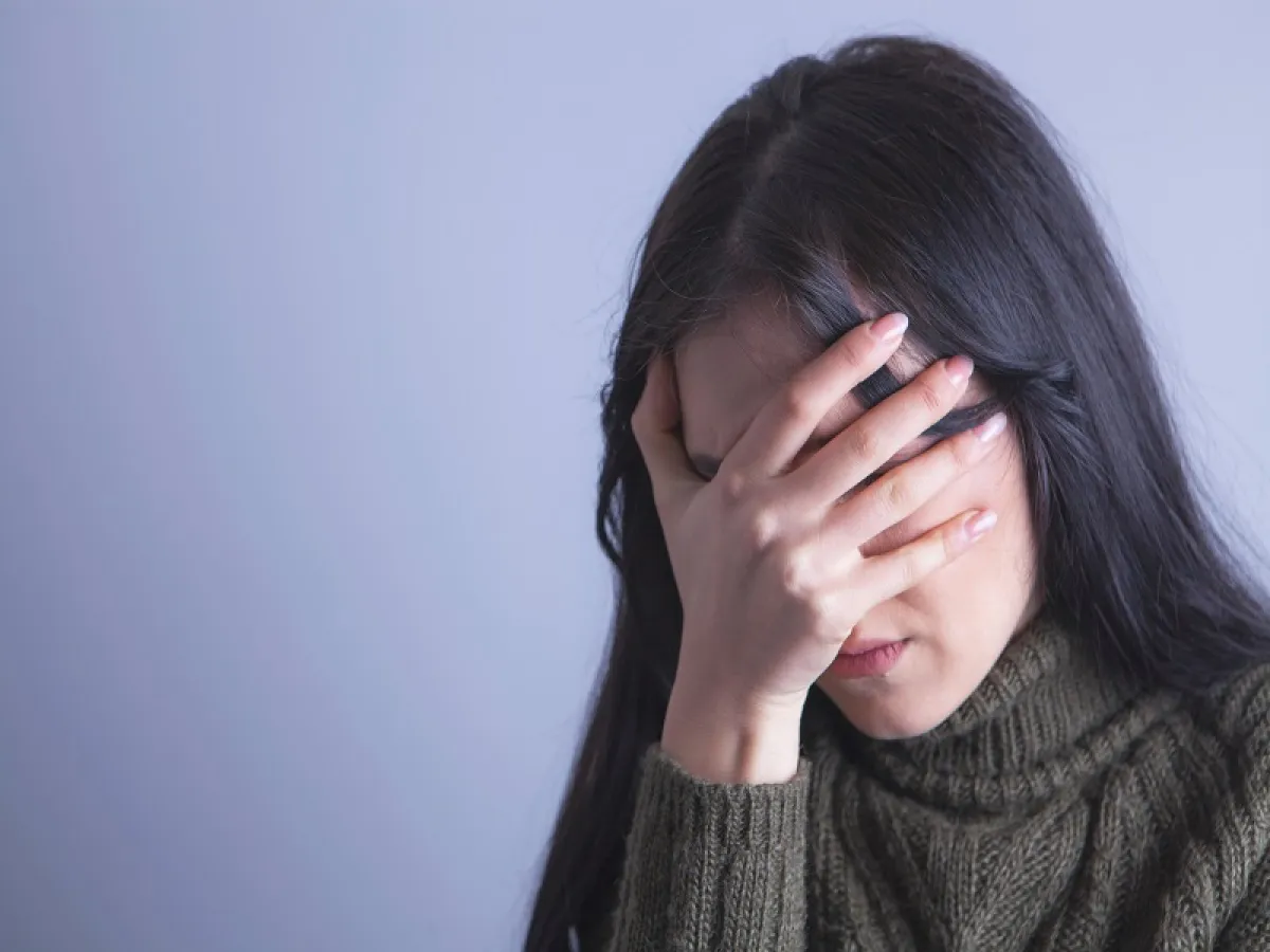 فتاة تشعر بصعوبة في التركيز واضطرابات في الذاكرة نتيجة قصور الغدة الدرقية (المصدر: Adobe.Stock)