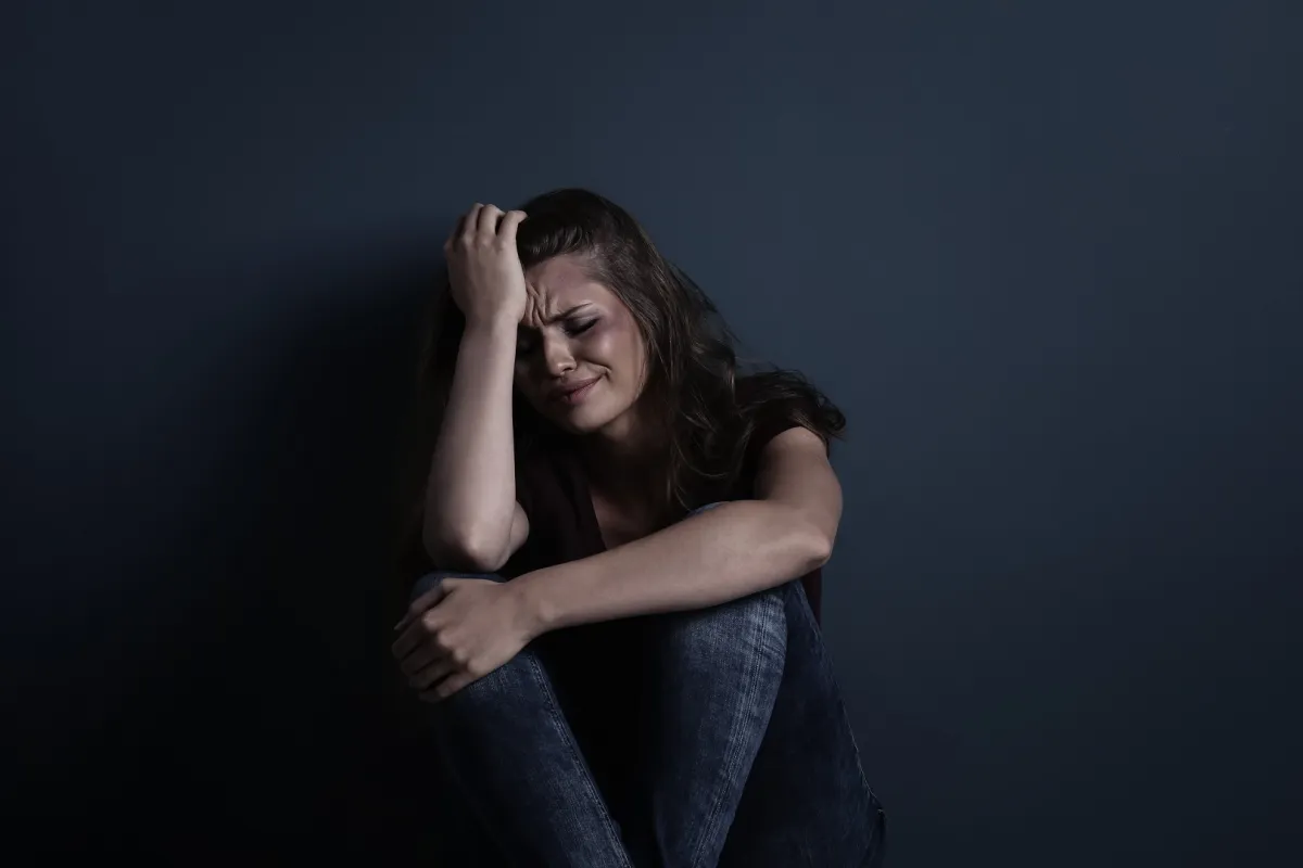 امرأة مصابة بالاكتئاب وانعدام الرغبة والحزن نتيجة قصور الغدة الدرقية (المصدر: Adobe.Stock)