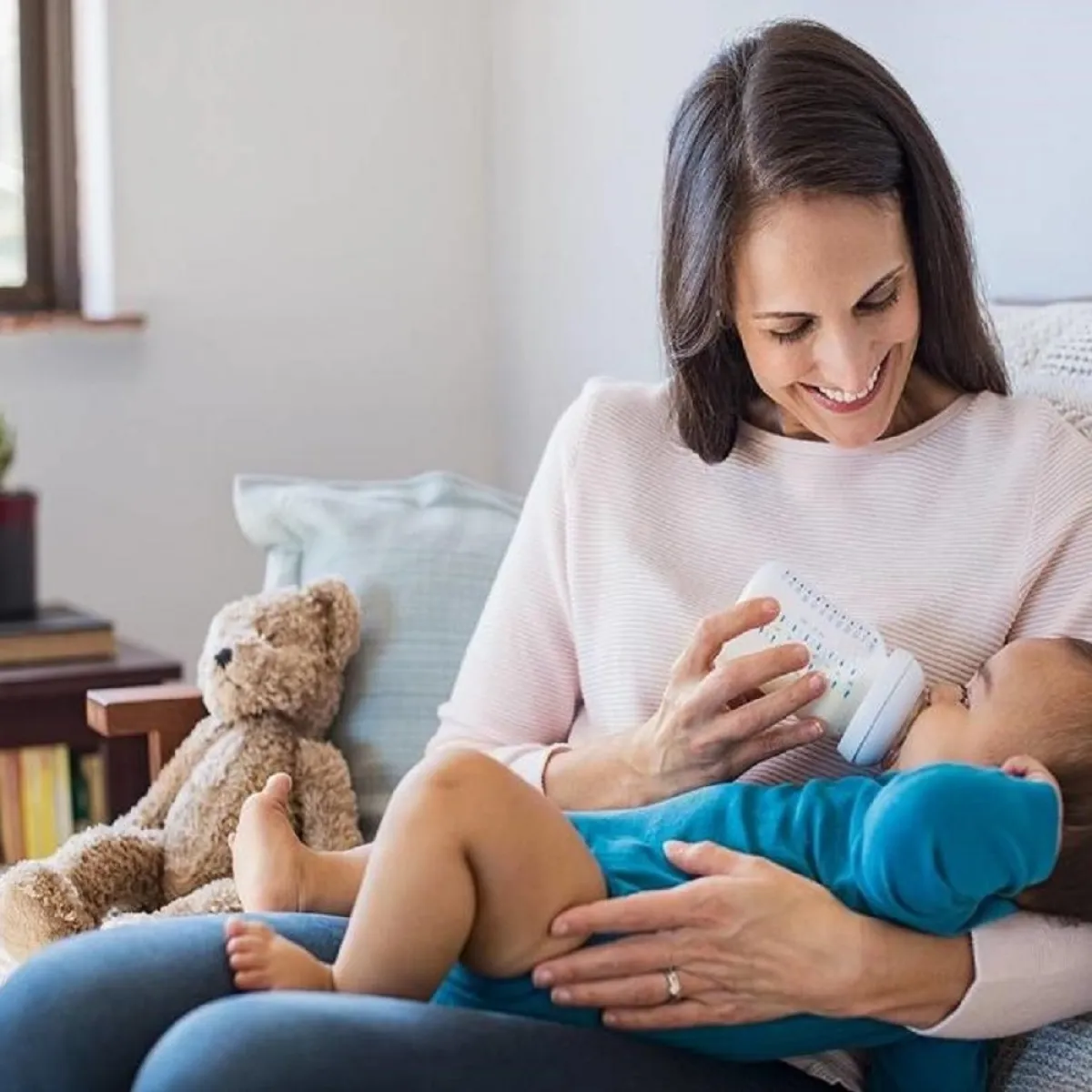 صورة لطفل يرضع الزجاجة