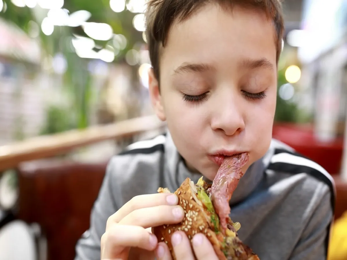 صورة لطفل يتناول الطعام