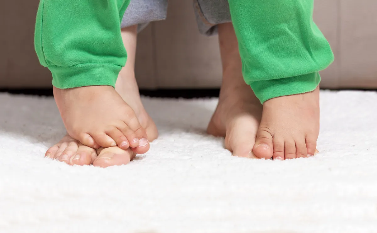 صورة تعبر عن دور الأب في تدريب الطفل على الحمام