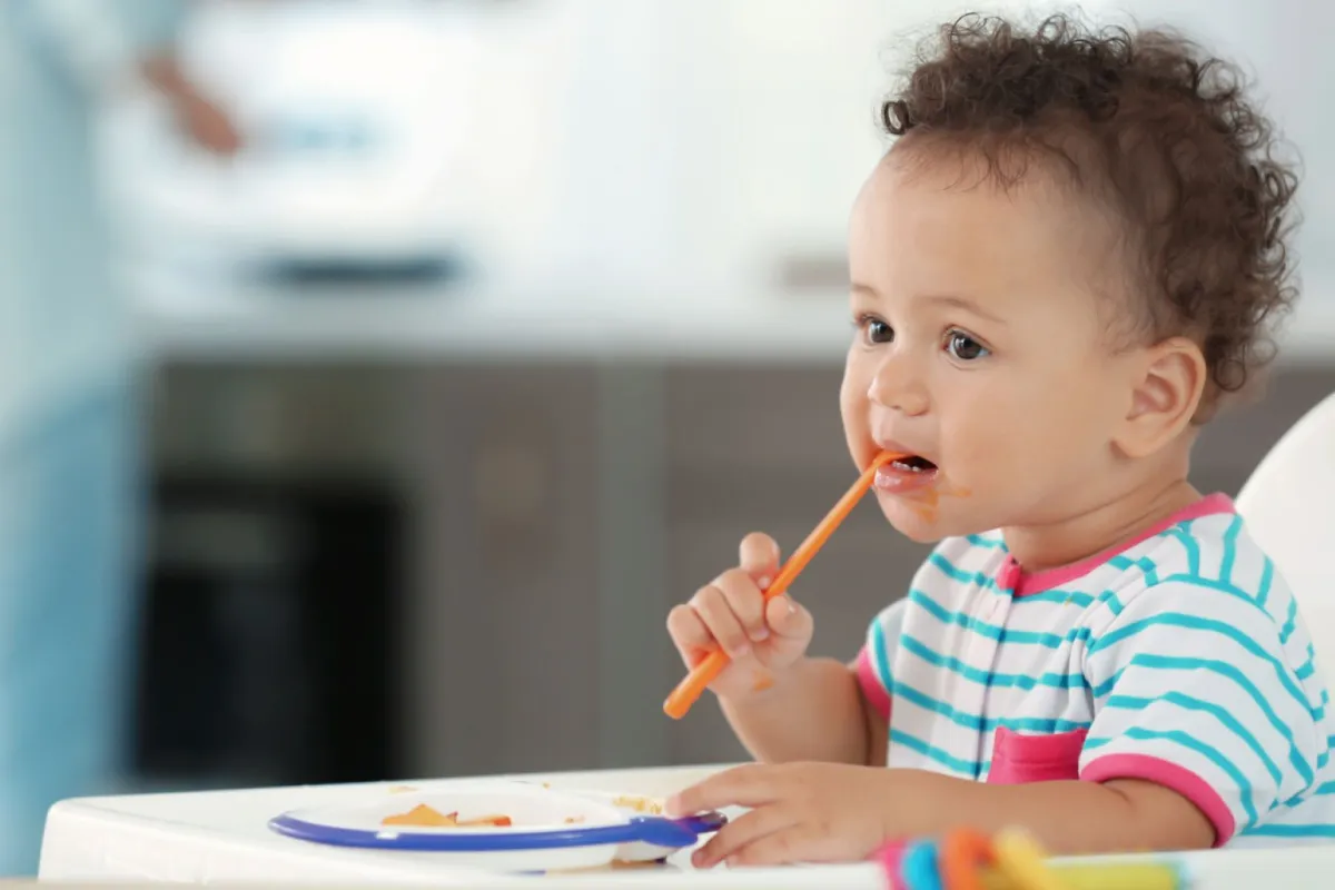 صورة لطفل يبداً الأطعمة الصلبة