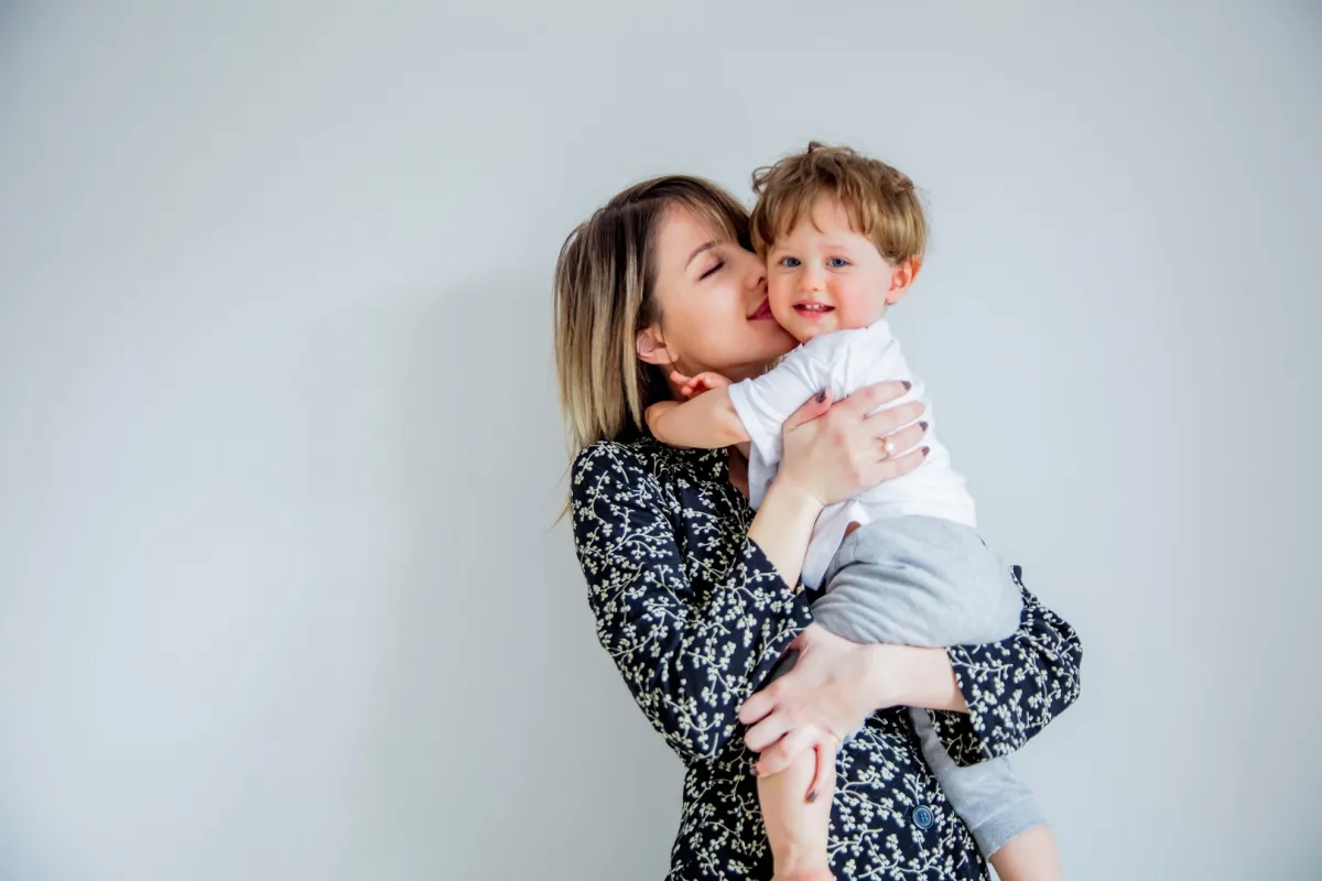 أم مع طفلها الرضيع (المصدر: Adobe.Stock)