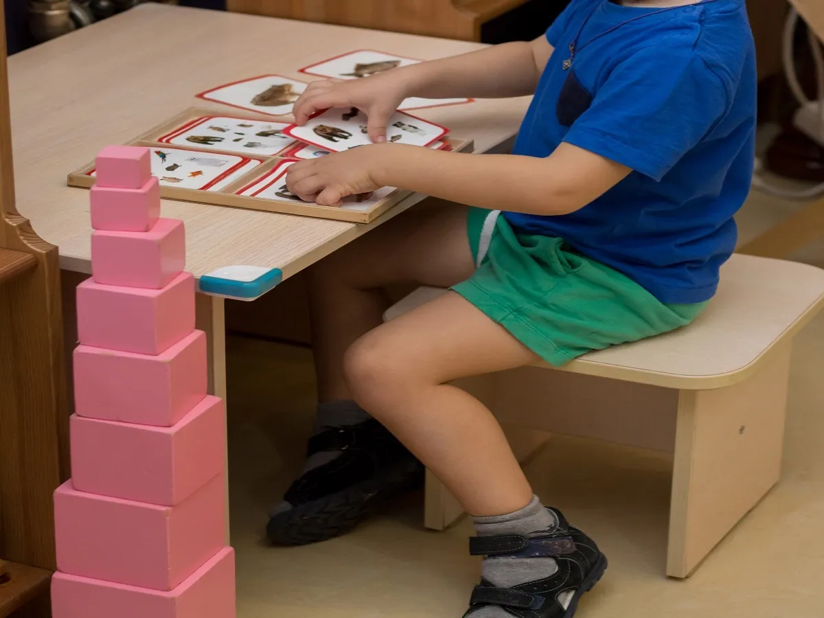 صورة لطفل يحاول القراءة