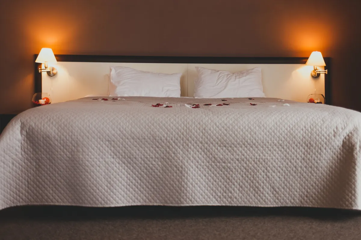 صورة الورد على السرير