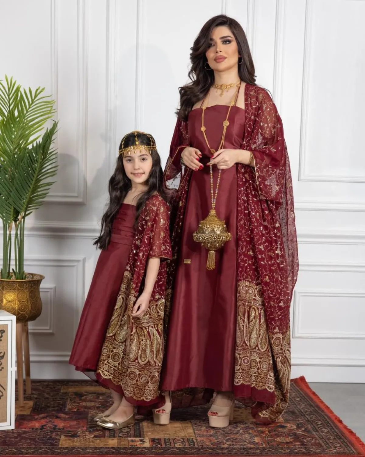 إطلالة رمضانية باللون العنابي من تصميم بشاير العواد