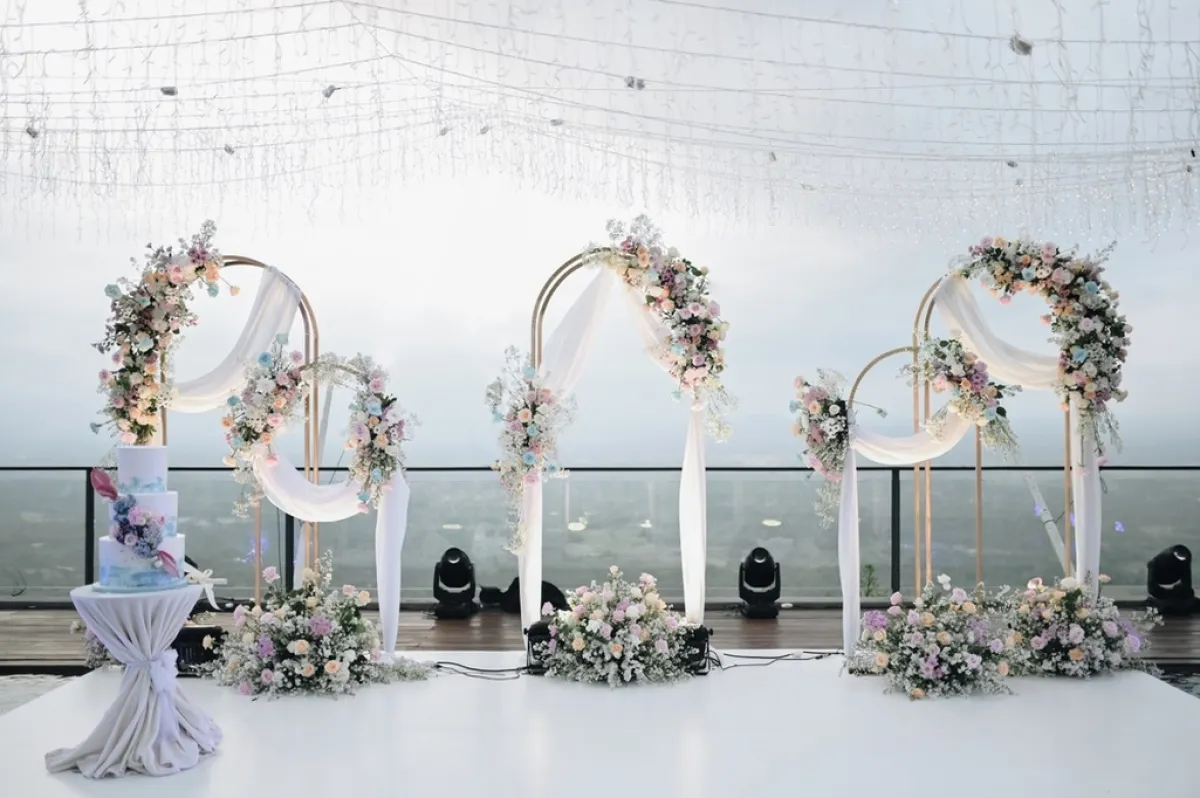 مصمم ديكور حفل الزفاف يوظف الأبيض بطرق عدة في العرس