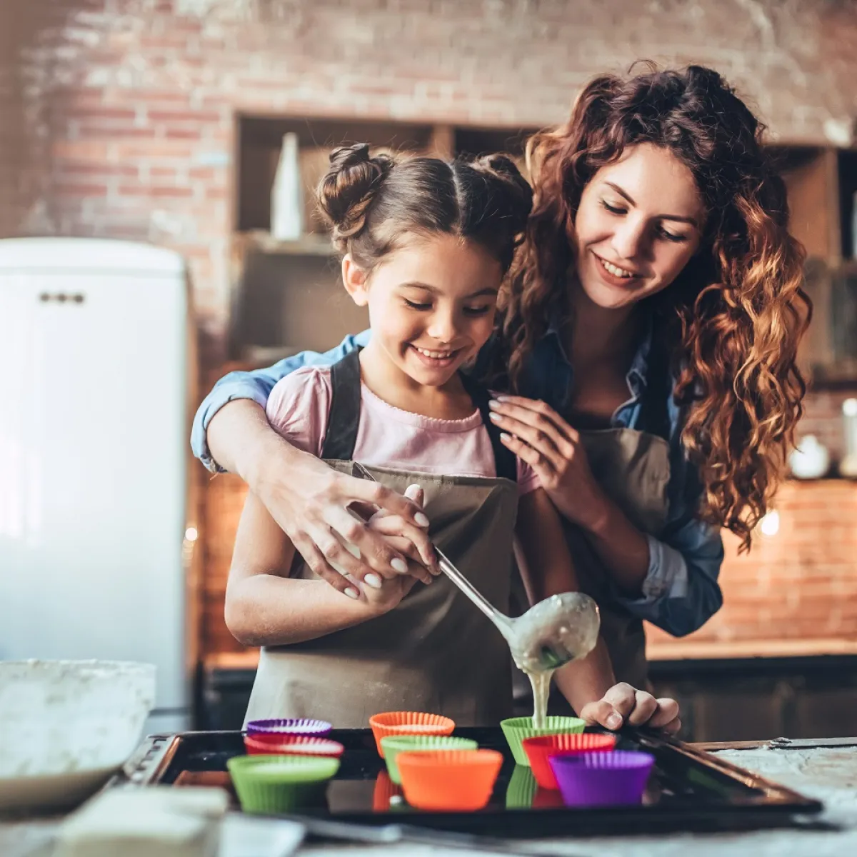 صورة لطفلة تساعد أمها