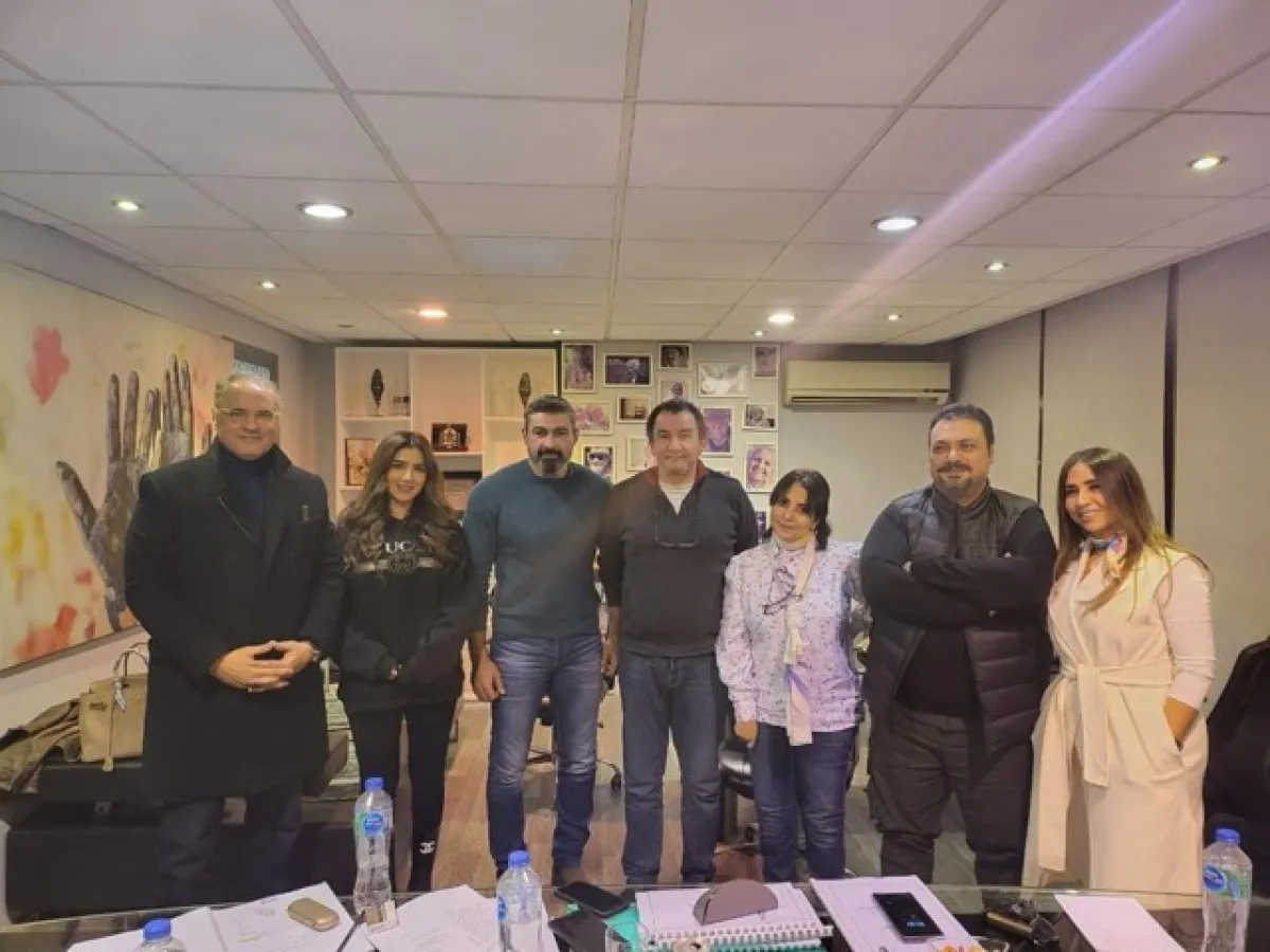 المؤلفة سماح الحريري مع فريق عمل المسلسل - الصورة من المسؤول الإعلامي للمسلسل