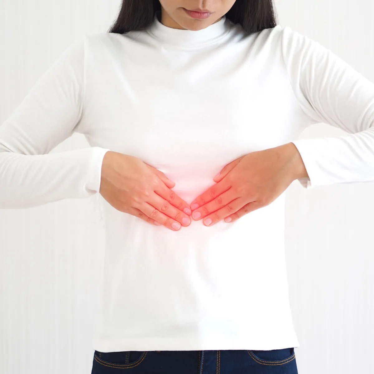 صورة لحامل تمسك ببطنها