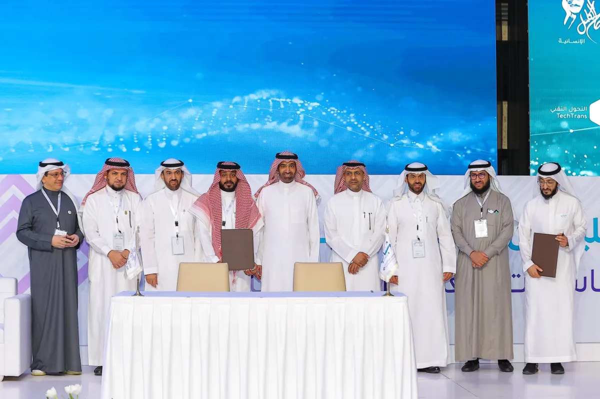 جائزة العاملين مع الشباب هي جائزة وطنية دورية. الصورة من الحساب الرسمي لوزير الموارد البشرية على تويتر 
